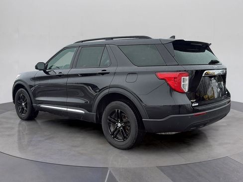 Used 2023 Ford Explorer XLT image 3