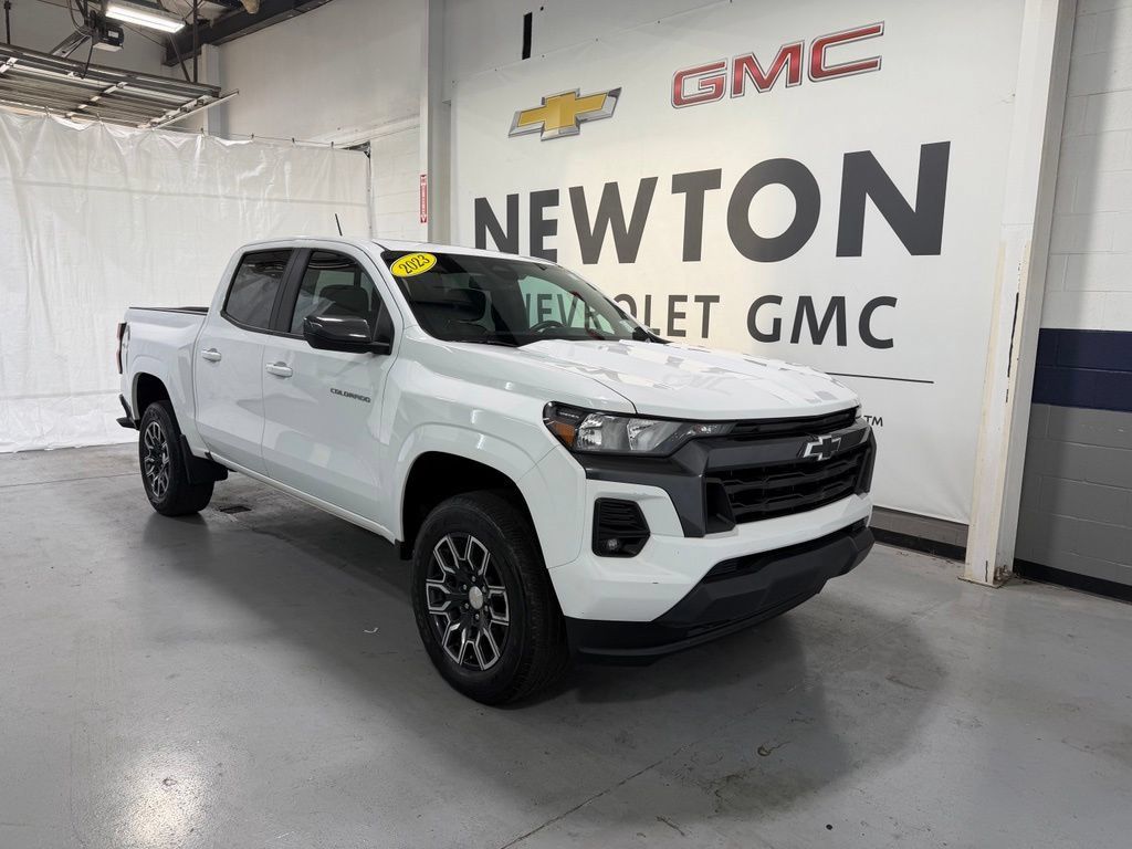 Used 2023 Chevrolet Colorado LT w/ LT Convenience Package II AWD/4WD image 2