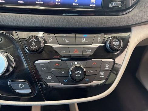 Used 2024 Chrysler Pacifica Touring-L image 26