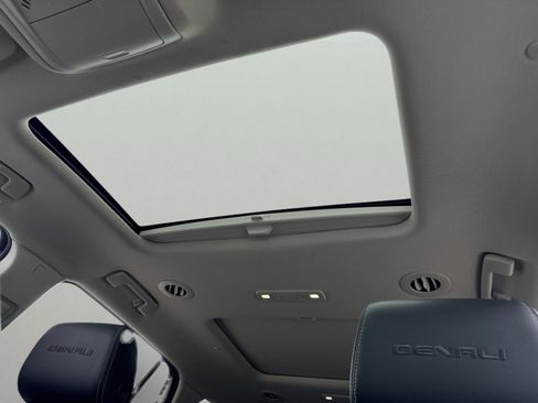 Used 2021 GMC Acadia Denali w/ Denali Technology Package image 11