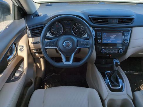 Used 2017 Nissan Rogue SV w/ SV Premium Package image 16