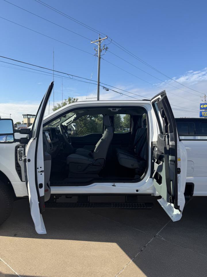 Used 2025 Ford F250 XL w/ F-250 >10K GVWR Package AWD/4WD image 4