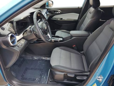 Used 2025 Chevrolet Trax LT w/ Driver Confidence Package FWD image 14