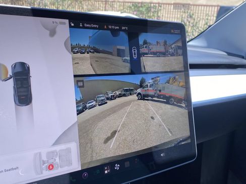 Used 2024 Tesla Model Y Long Range AWD/4WD image 31