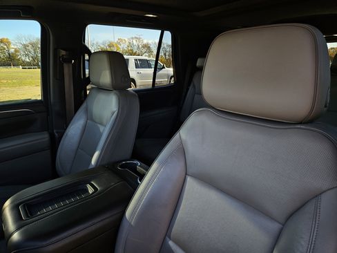 Used 2021 GMC Yukon SLT w/ SLT Premium Package image 13