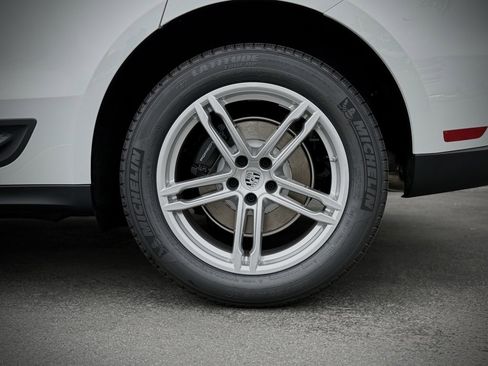 Used 2025 Porsche Macan image 16