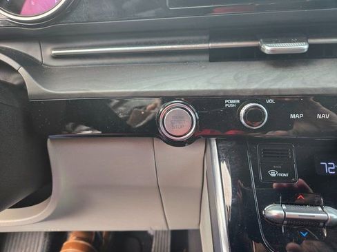 Used 2024 Kia Carnival EX image 18