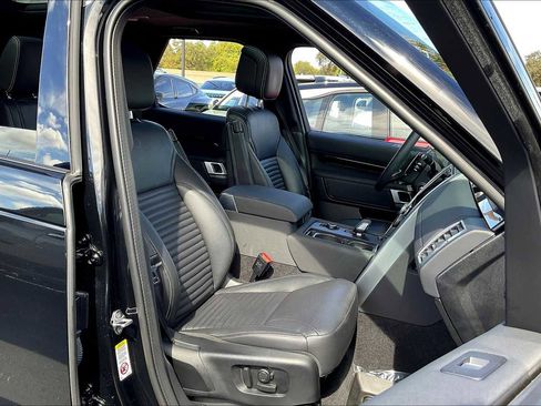 Used 2025 Land Rover Discovery S image 10