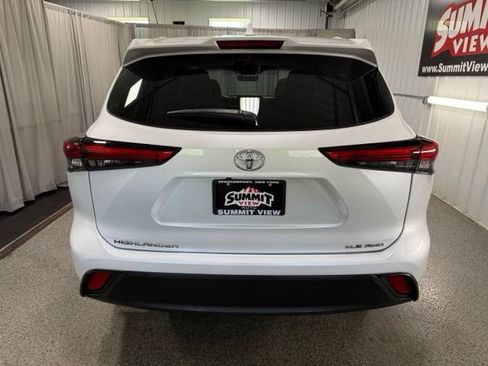 Used 2022 Toyota Highlander XLE AWD/4WD image 5