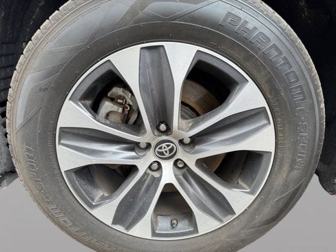 Used 2020 Toyota Highlander XLE image 9