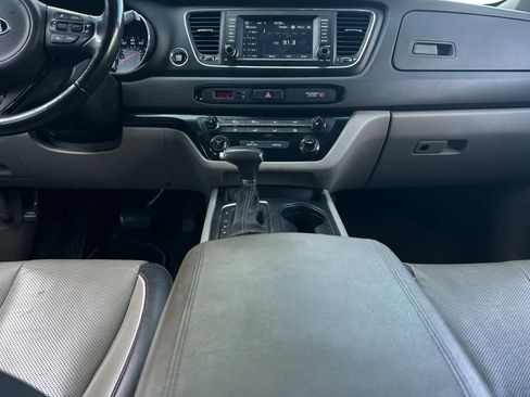 Used 2017 Kia Sedona LX w/ LX Essentials Premium Package image 4