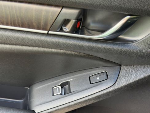 Used 2019 Honda Accord Touring image 11