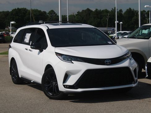 Used 2026 Toyota Sienna XSE FWD image 19