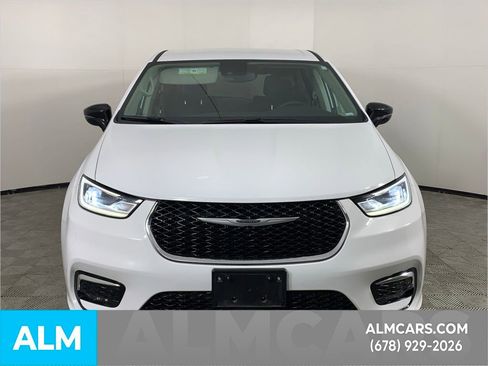 Used 2024 Chrysler Pacifica Select image 13