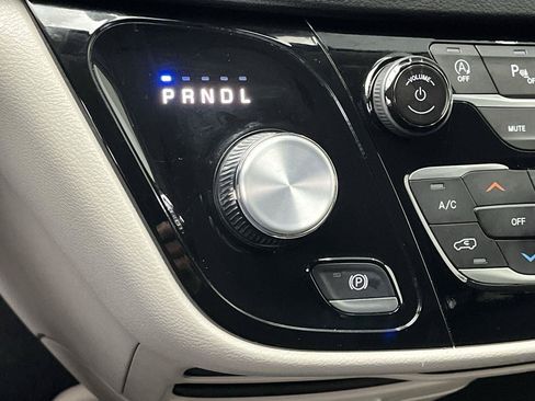 Used 2024 Chrysler Pacifica Touring-L FWD image 25