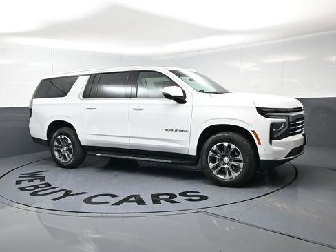 Used 2025 Chevrolet Suburban LT w/ Comfort Package AWD/4WD image 2
