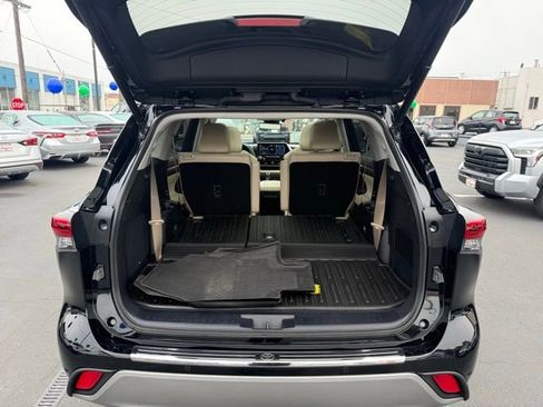 Used 2021 Toyota Highlander Platinum image 12