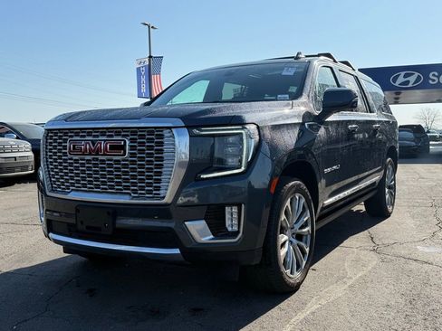 Used 2021 GMC Yukon XL Denali w/ Denali Premium Package image 3