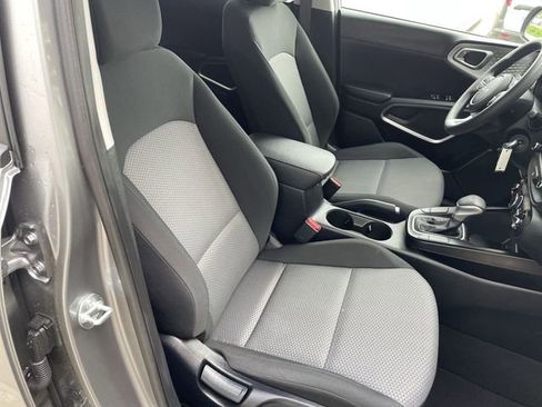 Used 2025 Kia Soul LX w/ LX Technology Package FWD image 40
