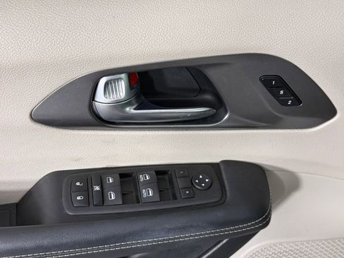 Used 2023 Chrysler Pacifica Touring-L FWD image 22