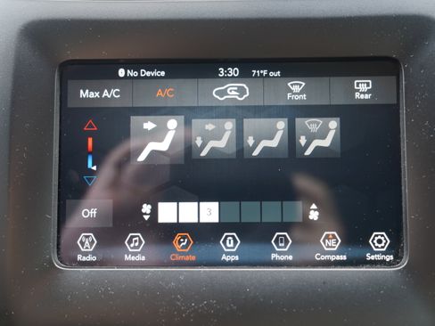 Used 2020 Jeep Cherokee Latitude Plus AWD/4WD image 23