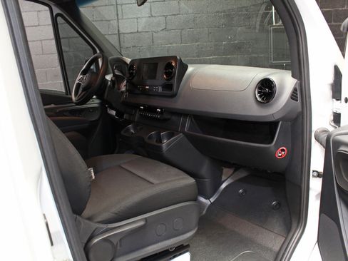 Used 2024 Mercedes-Benz Sprinter 2500 image 38