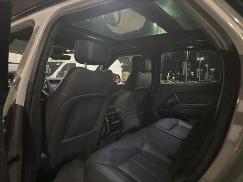 Used 2025 Land Rover Range Rover Sport SE AWD/4WD image 9
