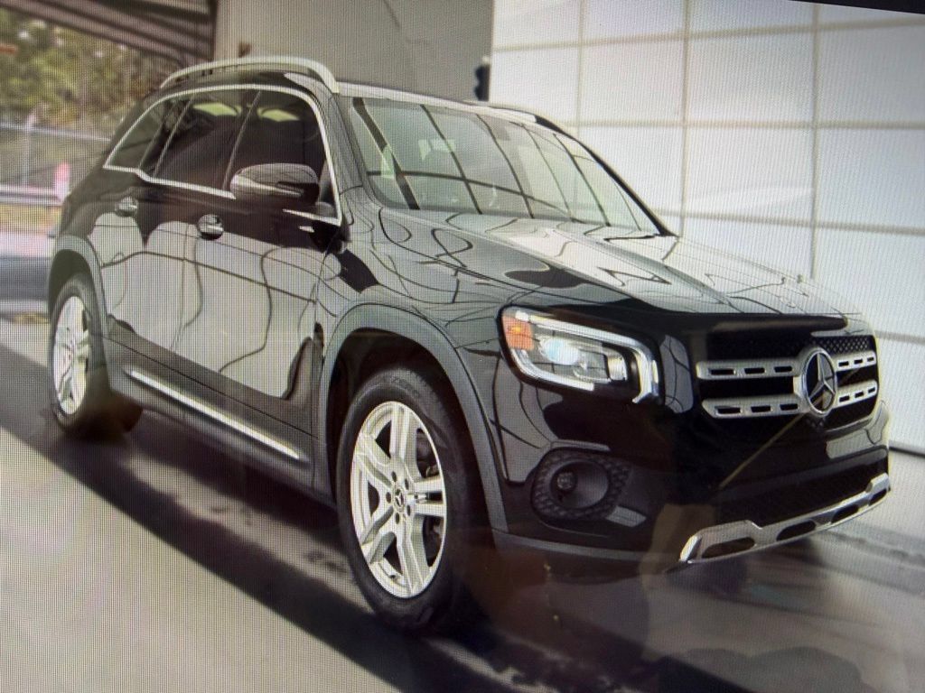 Used 2021 Mercedes-Benz GLB 250 4MATIC w/ Premium Package image 1