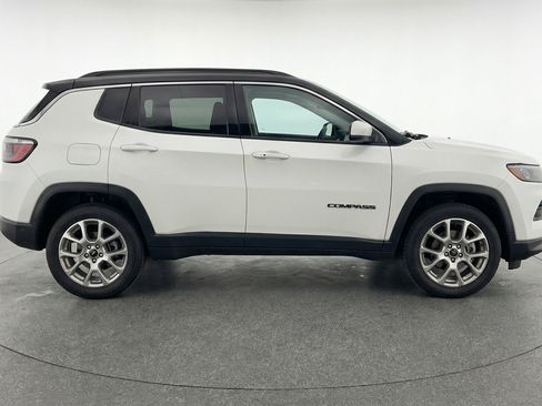 Used 2025 Jeep Compass Limited image 11