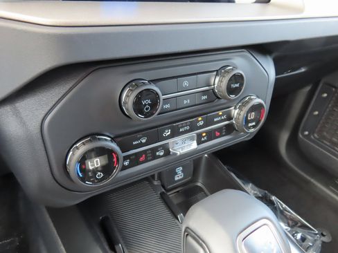 New 2025 Ford Bronco Outer Banks image 14