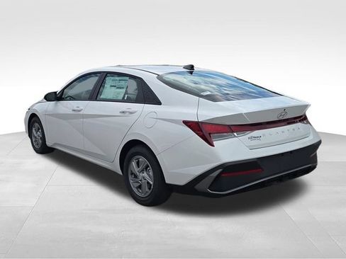 New 2026 Hyundai Elantra SE FWD image 3