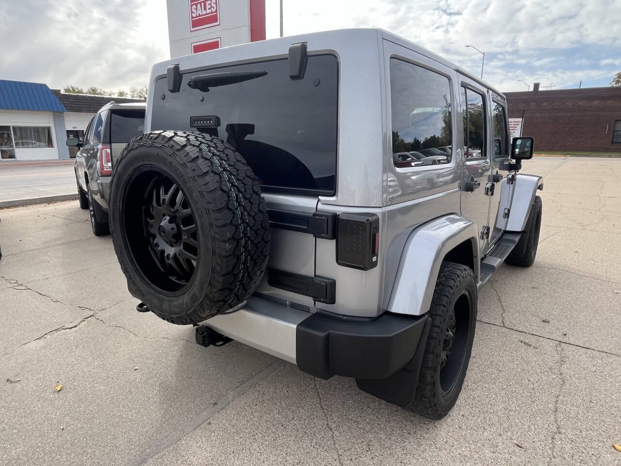 Used 2015 Jeep Wrangler Unlimited Sahara w/ Dual Top Group AWD/4WD image 9