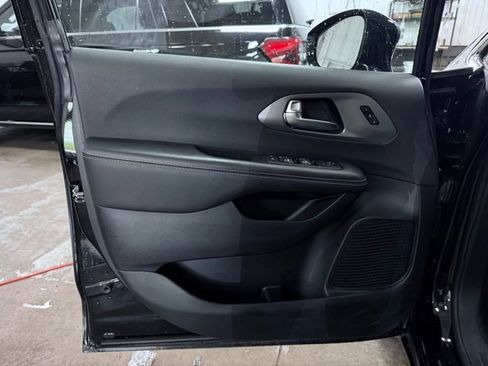 Used 2025 Chrysler Pacifica Select FWD image 12