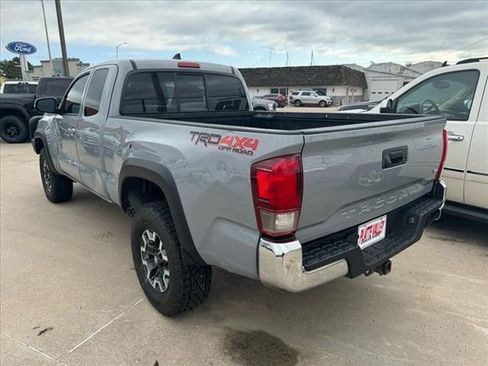 Used 2018 Toyota Tacoma TRD Off-Road AWD/4WD image 5
