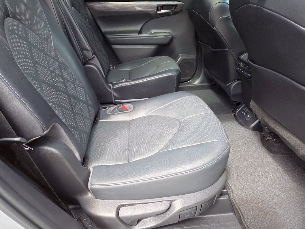 Certified 2022 Toyota Highlander Platinum FWD image 17