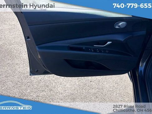 Used 2021 Hyundai Elantra SE FWD image 7