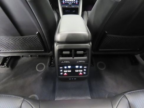 Certified 2025 Porsche Macan 4 Electric AWD/4WD image 33