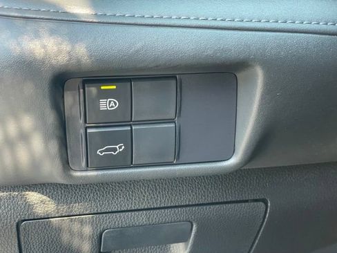 Used 2021 Toyota Highlander LE AWD/4WD image 18