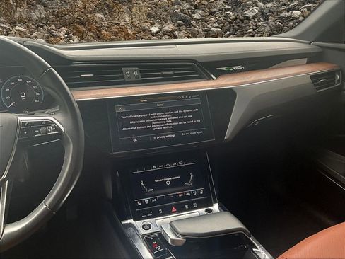 Used 2022 Audi e-tron Premium Plus w/ Premium Plus Package image 6
