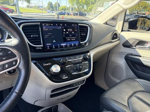 Used 2021 Chrysler Pacifica Touring-L FWD image 14