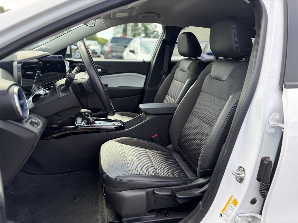 Used 2025 Chevrolet Trax LT w/ LT Convenience Package FWD image 18