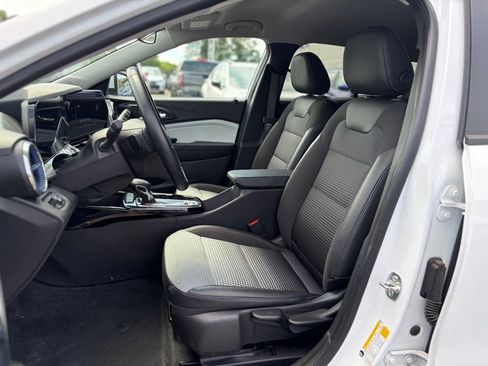 Used 2025 Chevrolet Trax LT w/ LT Convenience Package FWD image 18