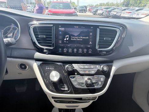 Used 2018 Chrysler Pacifica Touring-L Plus w/ Advanced Safetytec Group FWD image 11