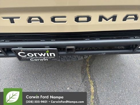 Used 2020 Toyota Tacoma TRD Off-Road w/ Technology Package AWD/4WD image 12
