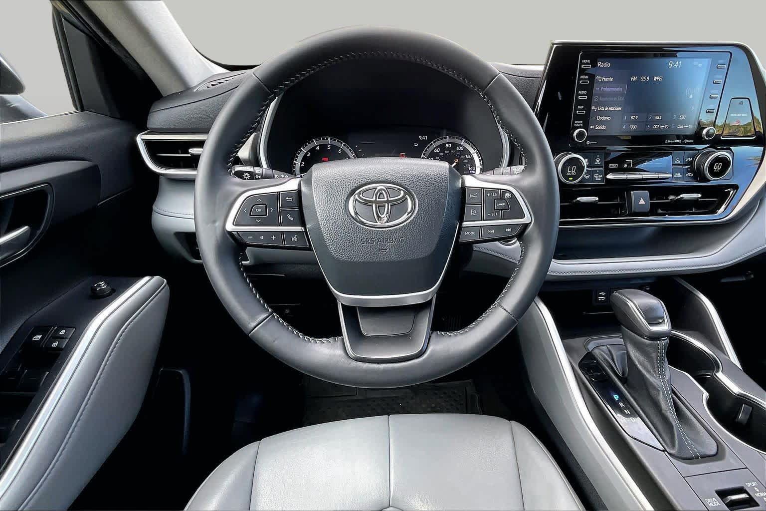 Used 2022 Toyota Highlander XLE AWD/4WD image 6