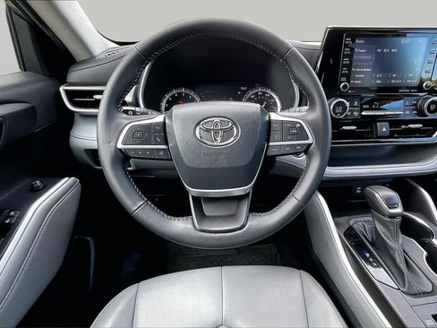 Used 2022 Toyota Highlander XLE AWD/4WD image 6