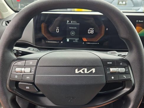 Used 2025 Kia K4 LXS image 23