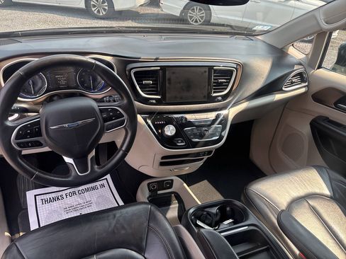 Used 2017 Chrysler Pacifica Touring-L FWD image 19