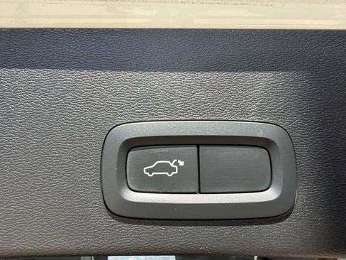 Used 2023 Volvo XC40 B5 Core AWD/4WD image 23