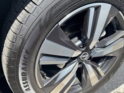 Used 2023 Nissan Rogue SL w/ SL Premium Package image 9